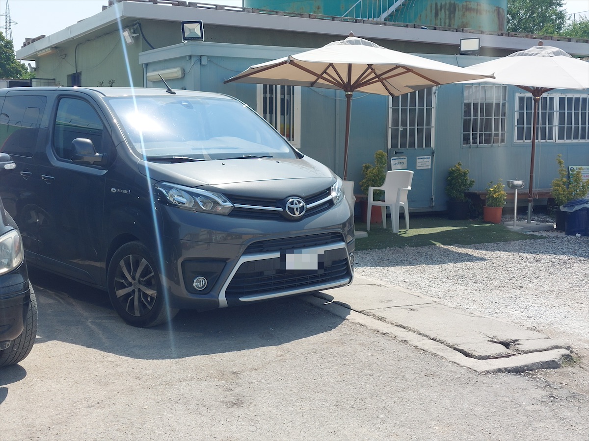 La navetta elettrica davanti all'ufficio