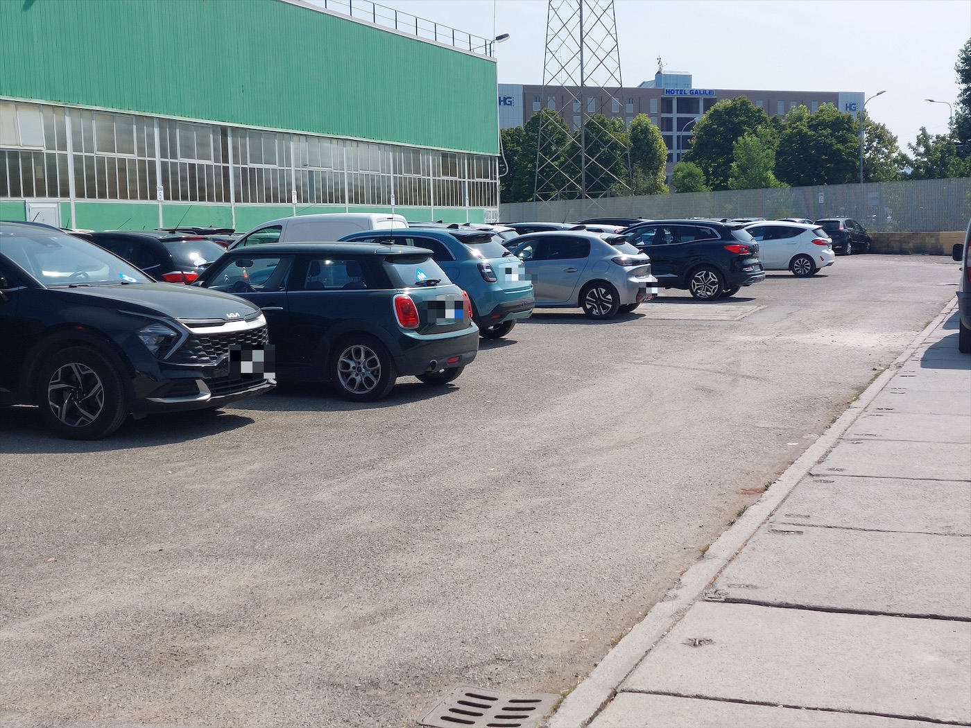 Il piazzale del parcheggio Pisa Service con le auto dei clienti